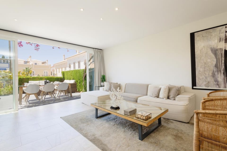 TV and multimedia, Balcony/Terrace, Living room, Seating area, Dining area, fireplace, air conditioner