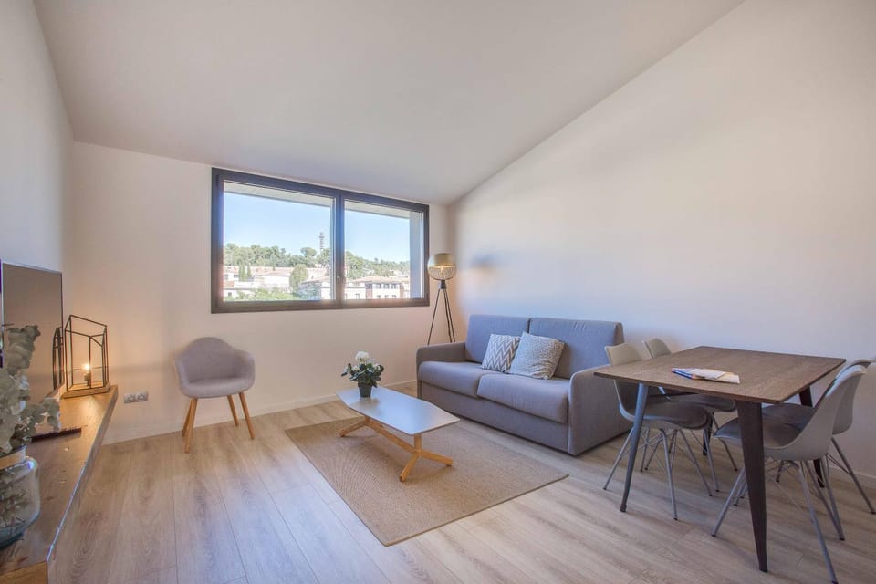 Property building, TV and multimedia, Living room, Seating area, Dining area