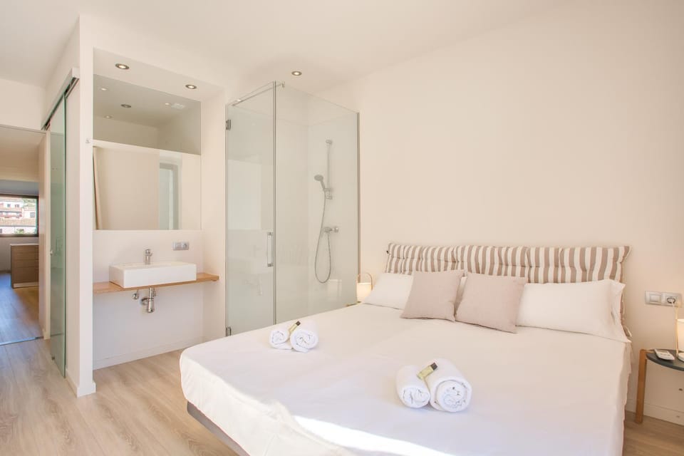 Shower, Bed, Photo of the whole room, Bedroom