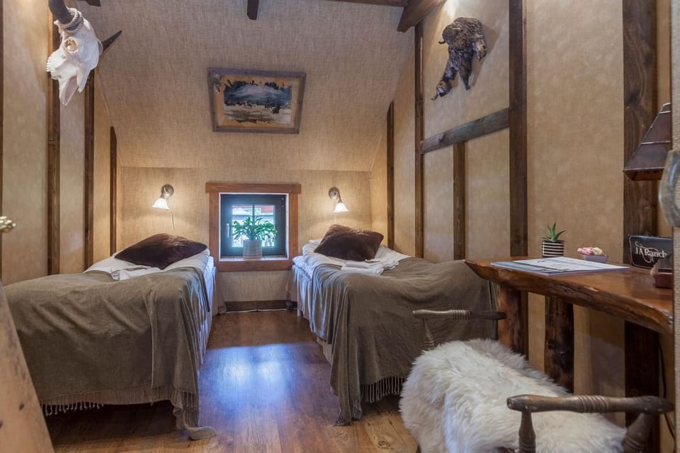 Bed, Photo of the whole room, Decorative detail, Bedroom, Garden view
