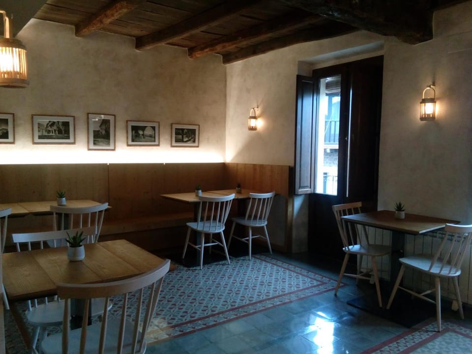 Restaurant/places to eat, Lounge or bar, Breakfast, Buffet breakfast