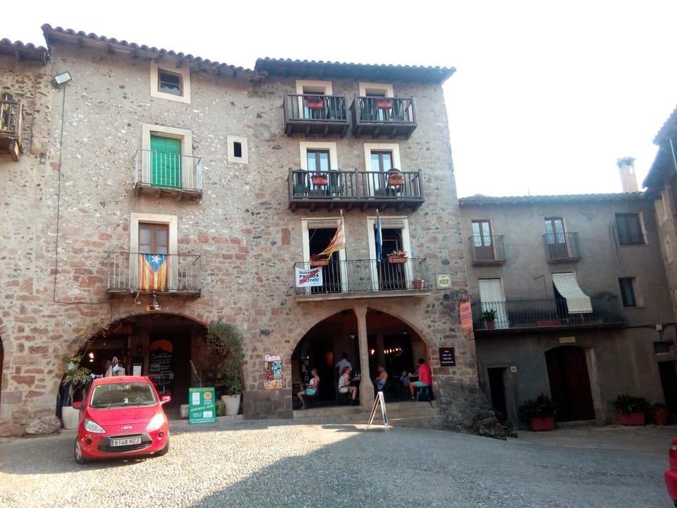 Property building, Nearby landmark, Facade/entrance, Landmark view