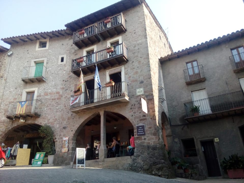 Property building, Restaurant/places to eat, Facade/entrance, Balcony/Terrace, Landmark view