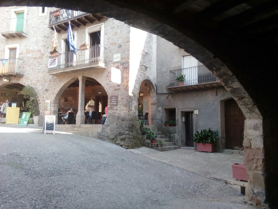 Property building, Nearby landmark, Restaurant/places to eat, Facade/entrance