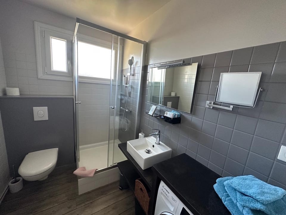 Shower, Bathroom, towels, washing machine