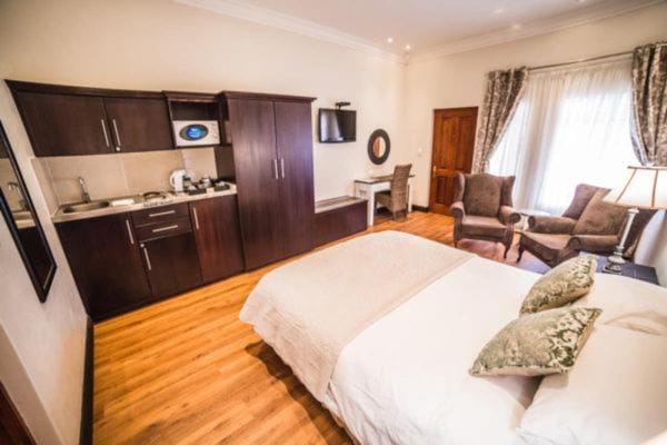 Bed, TV and multimedia, Kitchen or kitchenette, Photo of the whole room, Seating area, Bedroom, minibar, stove