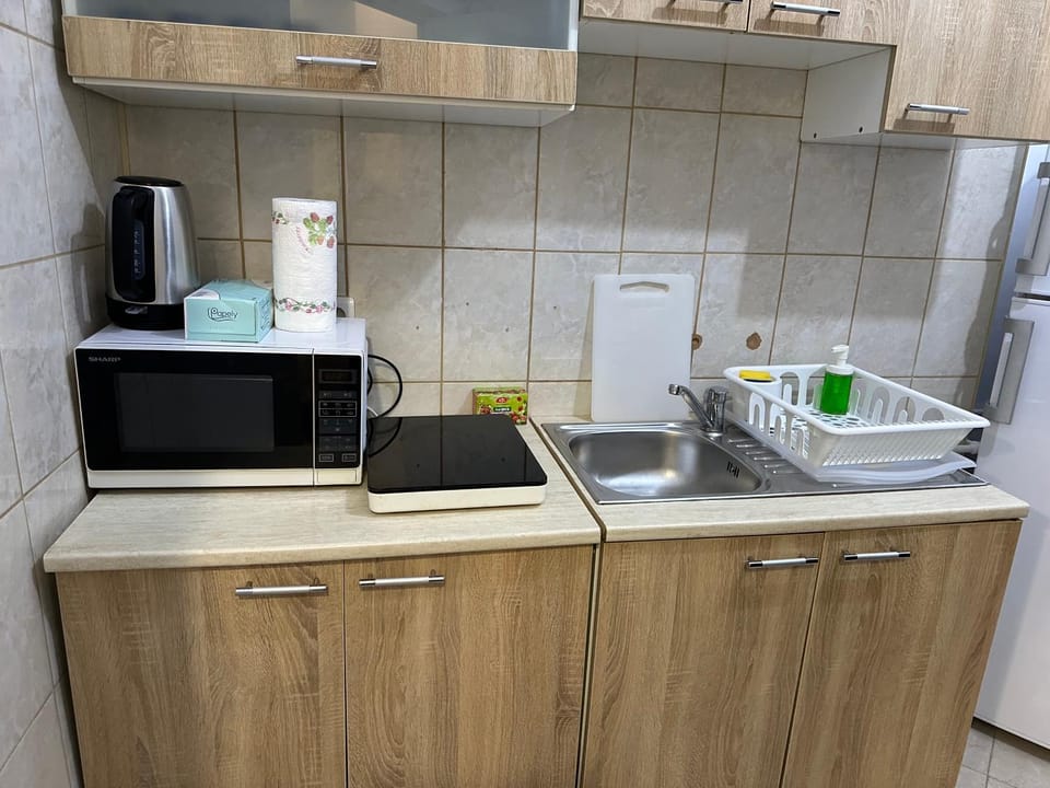 Coffee/tea facilities, Kitchen or kitchenette, stove