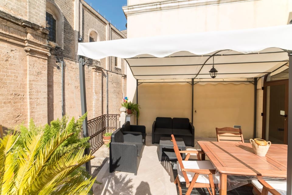 Property building, Garden, Balcony/Terrace, City view, Landmark view, Street view, Quiet street view