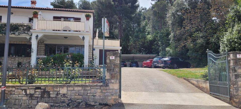 Property building, Facade/entrance, Parking