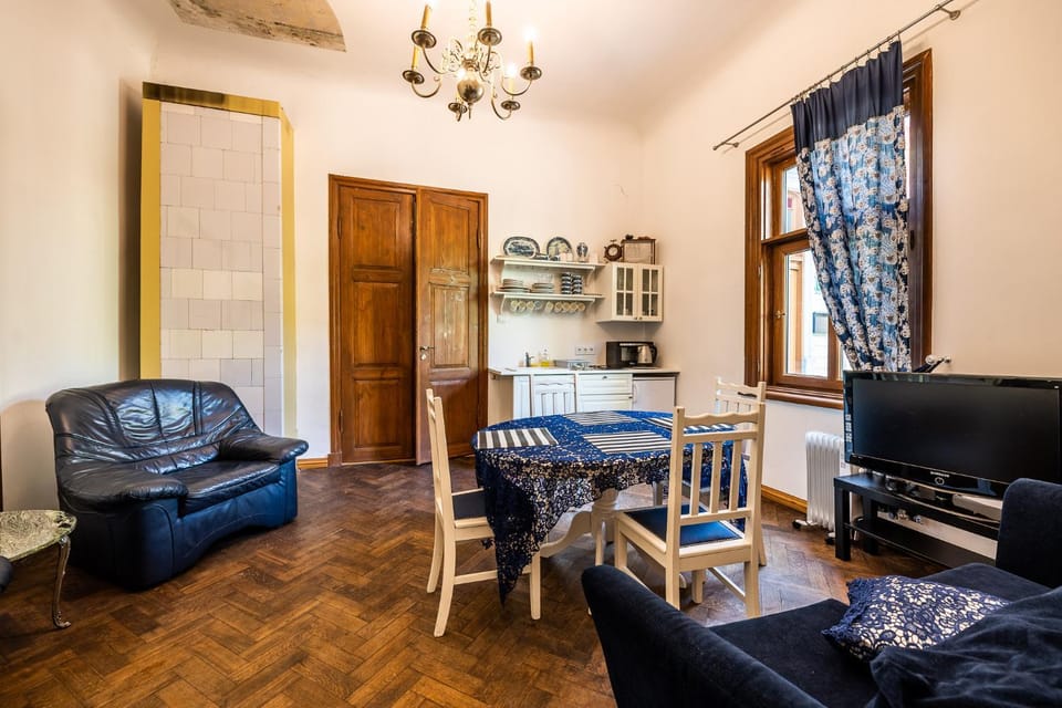 TV and multimedia, Kitchen or kitchenette, Living room, Seating area, Dining area