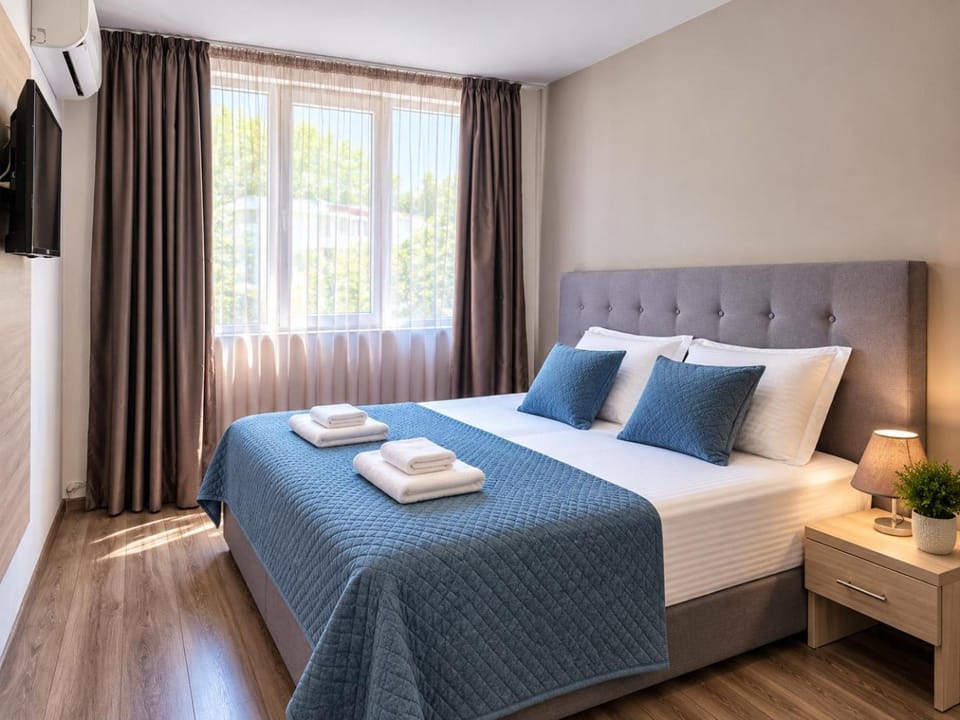 Bed, TV and multimedia, Photo of the whole room, Bedroom, towels