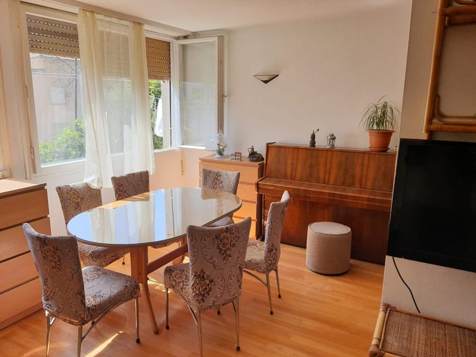 TV and multimedia, Decorative detail, Seating area, Dining area