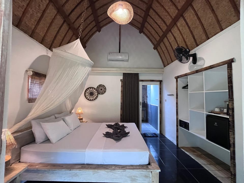 Bed, Coffee/tea facilities, Photo of the whole room, Bedroom, hair dryier, minibar, safe, towels, wardrobe, air conditioner