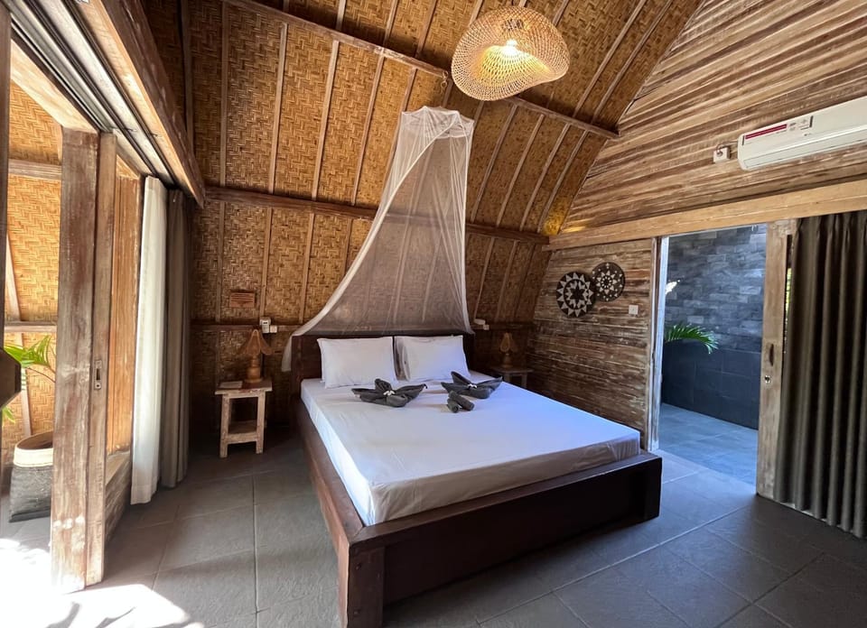 Bed, Photo of the whole room, Bedroom, towels, air conditioner