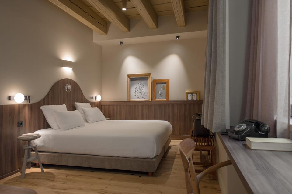 Bed, Photo of the whole room, Seating area, Bedroom