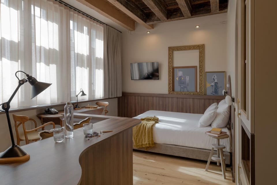 Bed, Photo of the whole room, Seating area, Bedroom