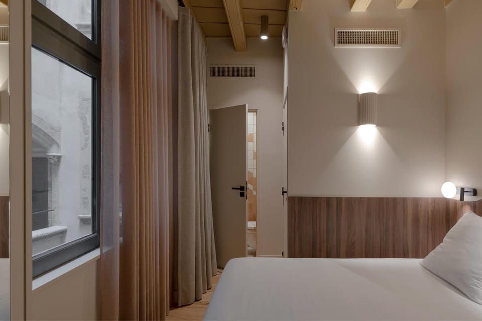 Bed, Bathroom, Photo of the whole room, Bedroom