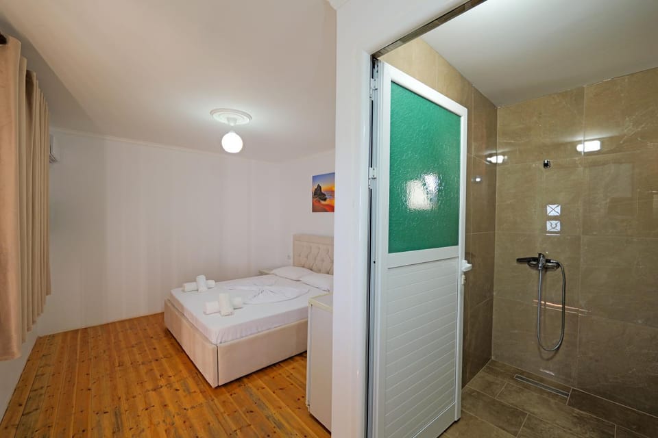 Shower, Bed, Bathroom, Photo of the whole room, Bedroom, towels