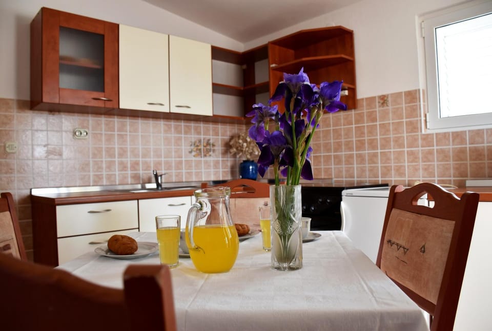 Coffee/tea facilities, Kitchen or kitchenette, Living room, Dining area
