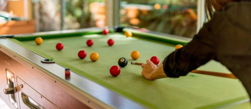 Billiard, Game Room