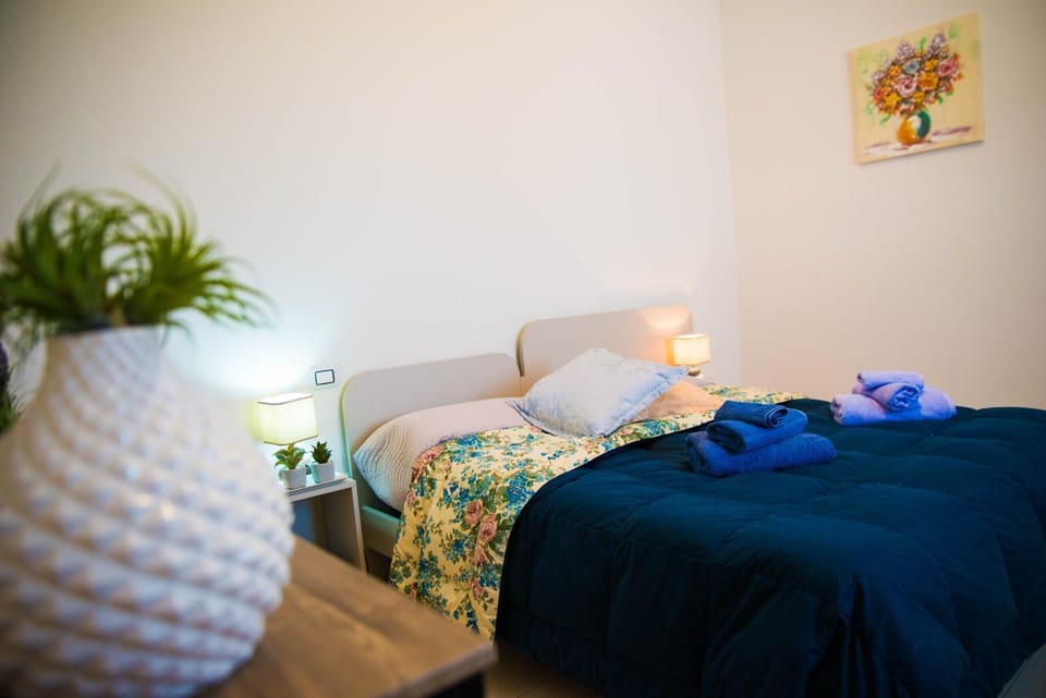 Bed, TV and multimedia, Bedroom