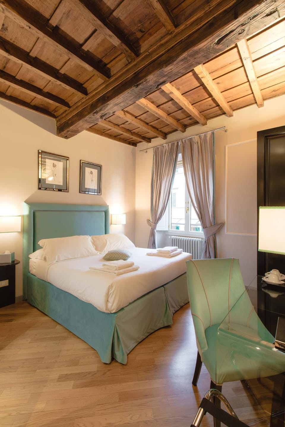 Bed, Photo of the whole room, Bedroom, City view, oven, safe