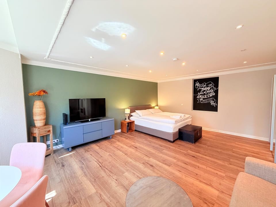 Bed, TV and multimedia, Living room, Photo of the whole room, Seating area, Bedroom, towels