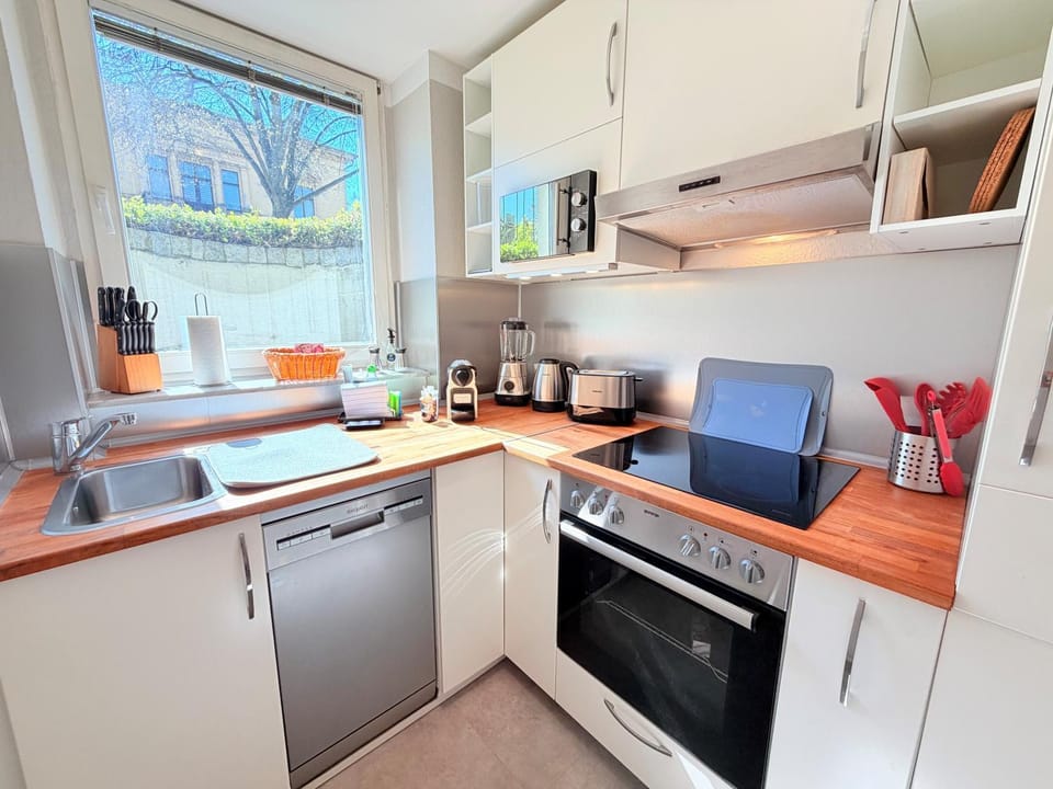 Coffee/tea facilities, Kitchen or kitchenette, dishwasher, oven, stove, toaster, towels, kitchen