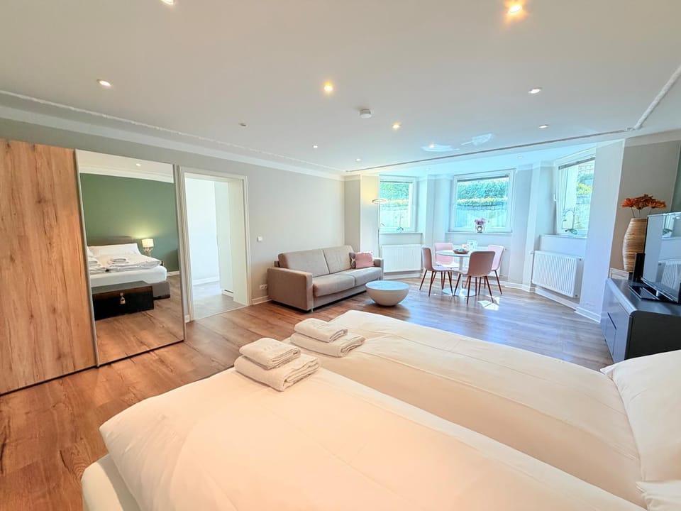 Bed, TV and multimedia, Living room, Photo of the whole room, Seating area, Bedroom, towels, wardrobe
