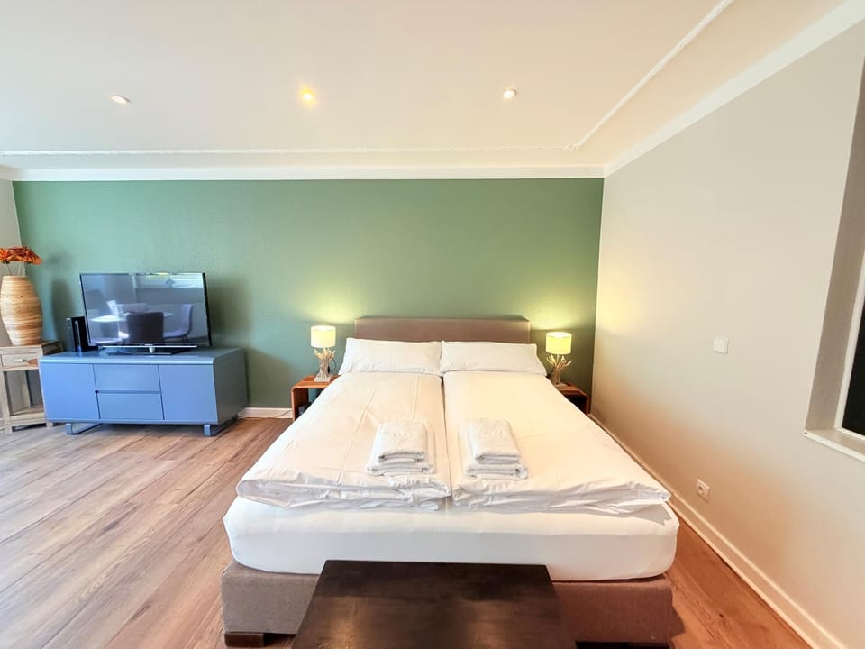 Bed, TV and multimedia, Photo of the whole room, Bedroom, towels