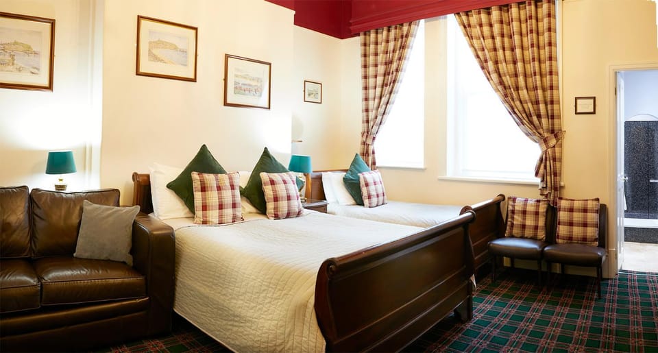 Bed, TV and multimedia, Seating area