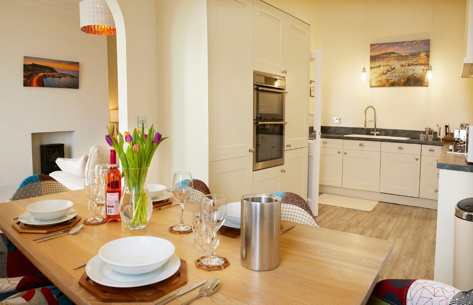 Kitchen or kitchenette, Dining area, oven, pet friendly, stove