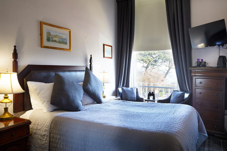 Bed, TV and multimedia, Seating area, Bedroom, Breakfast