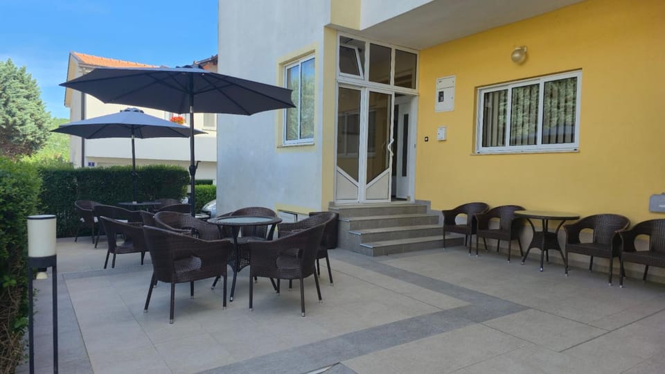 Property building, Balcony/Terrace, Seating area