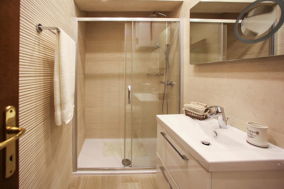 Shower, Bathroom, towels