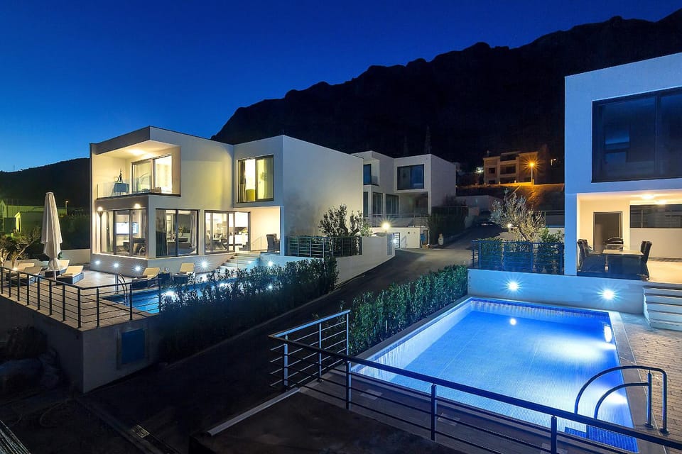 Property building, Neighbourhood, Mountain view, Pool view, Swimming pool