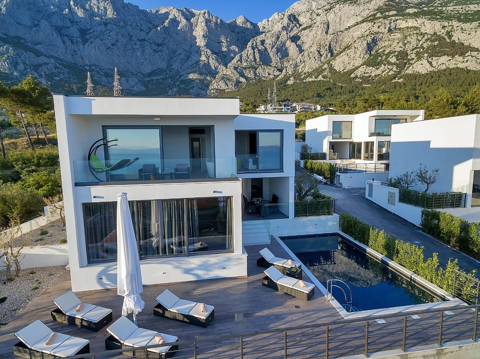 Neighbourhood, Swimming pool