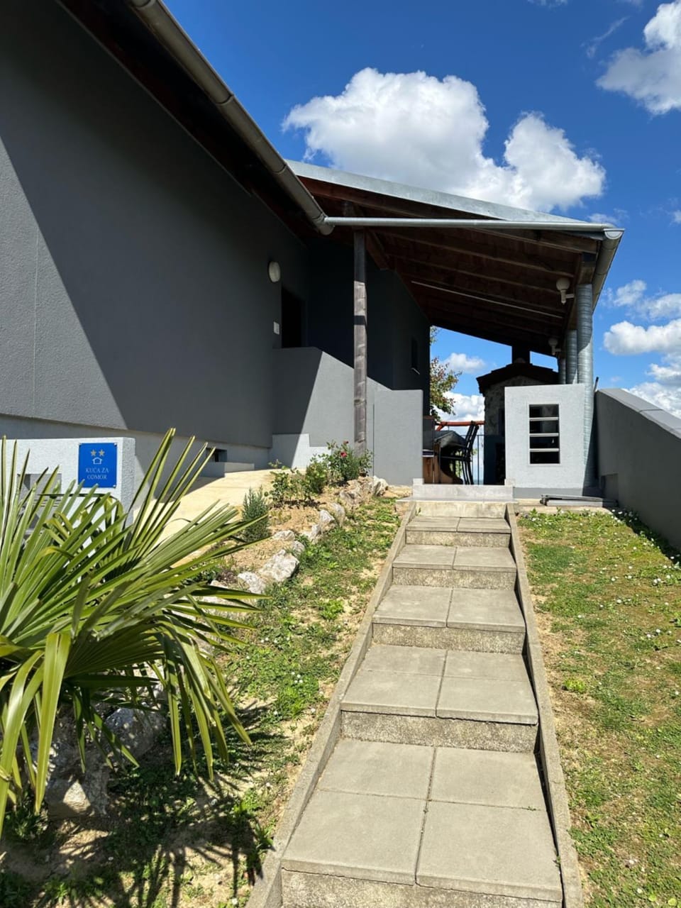 Facade/entrance