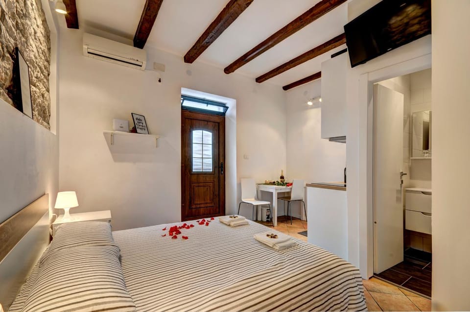 Living room, Decorative detail, Bedroom, Area and facilities