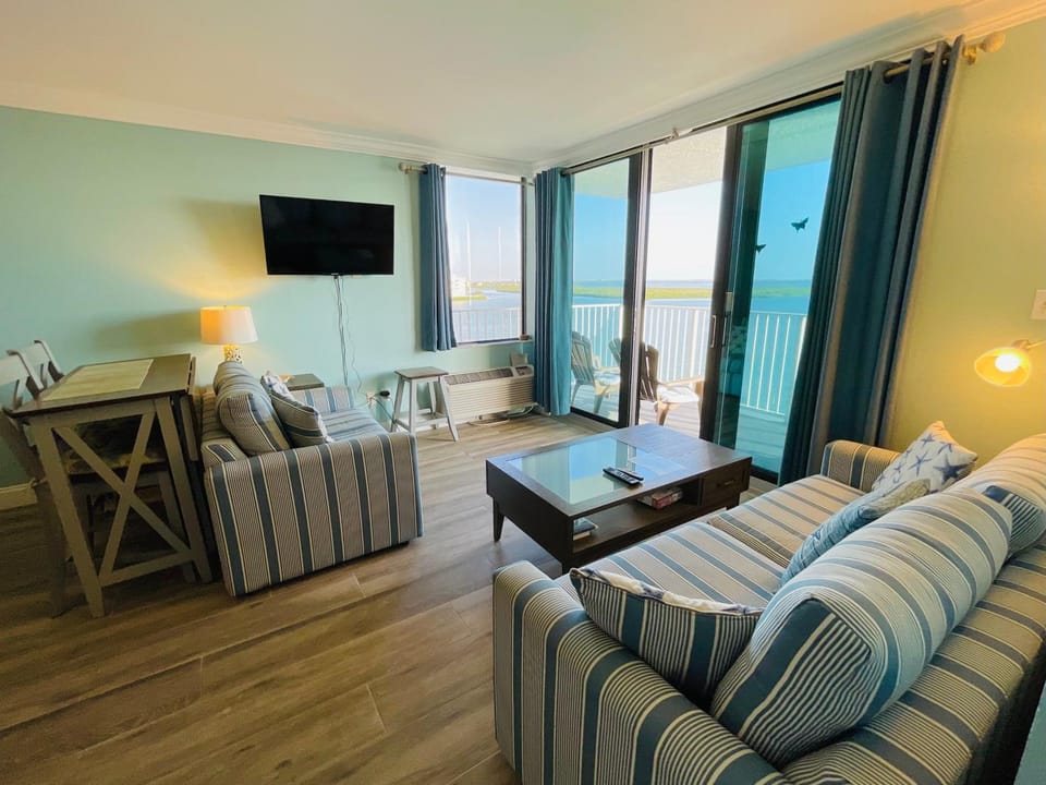TV and multimedia, Living room, Photo of the whole room, Seating area, Sea view