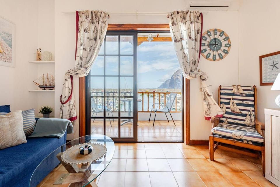 View (from property/room), Balcony/Terrace, Living room, Seating area, Dining area, Diving, Sea view