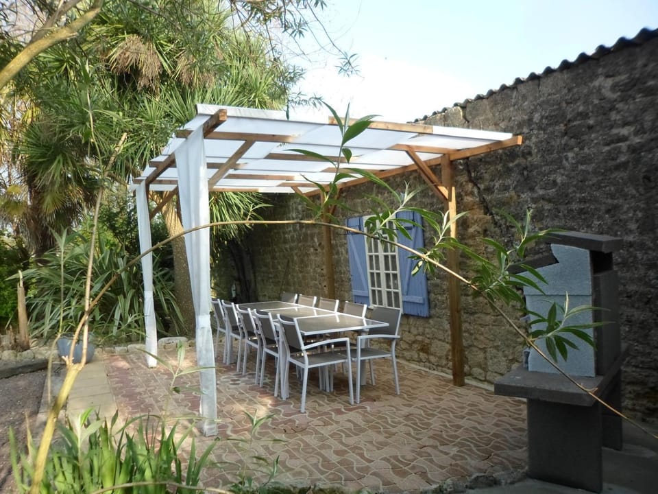 Patio, BBQ facilities
