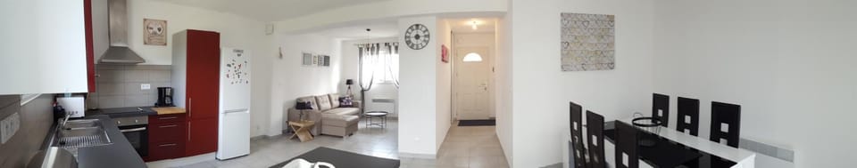 Coffee/tea facilities, Kitchen or kitchenette, Living room, Seating area, Dining area