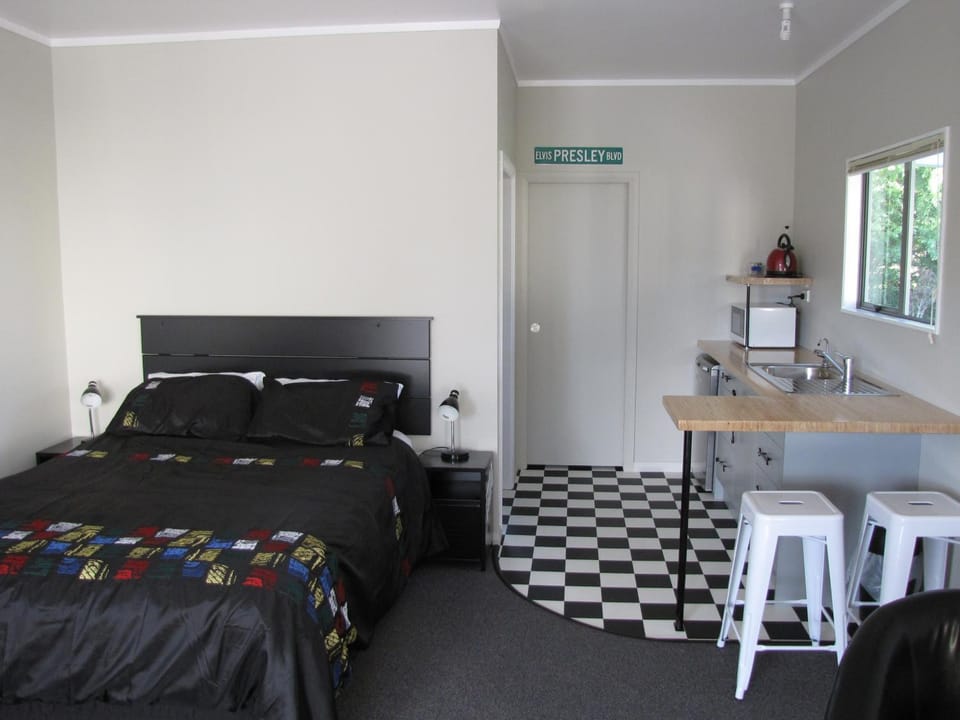 Kitchen or kitchenette, Bedroom