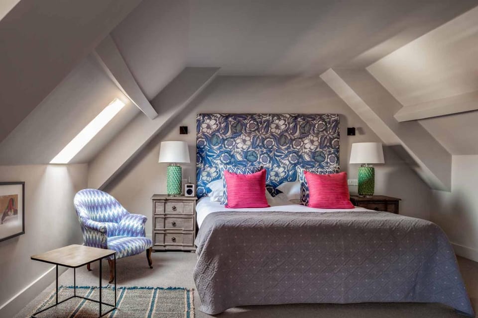 Bed, Living room, Photo of the whole room