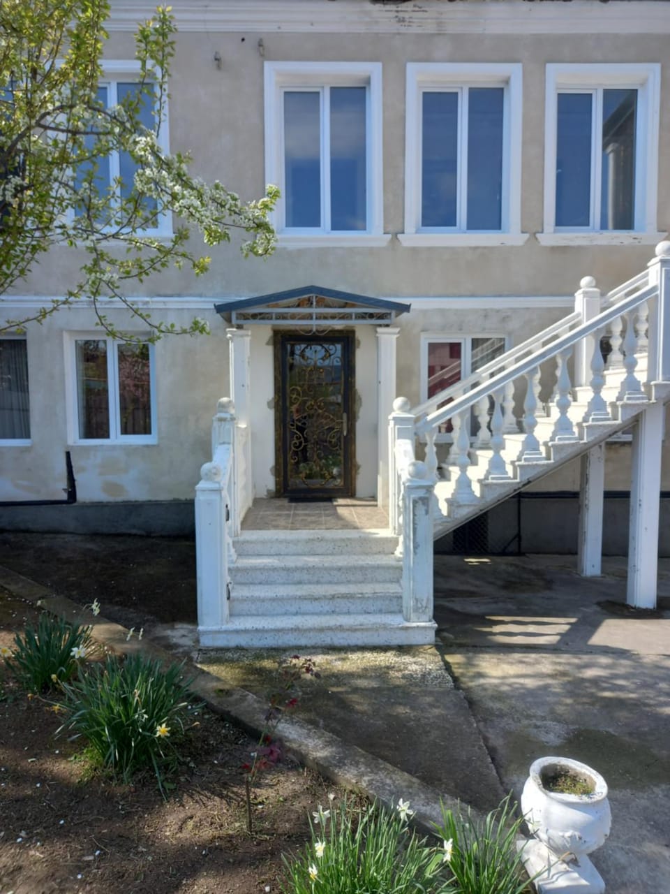 Property building, Facade/entrance, Day