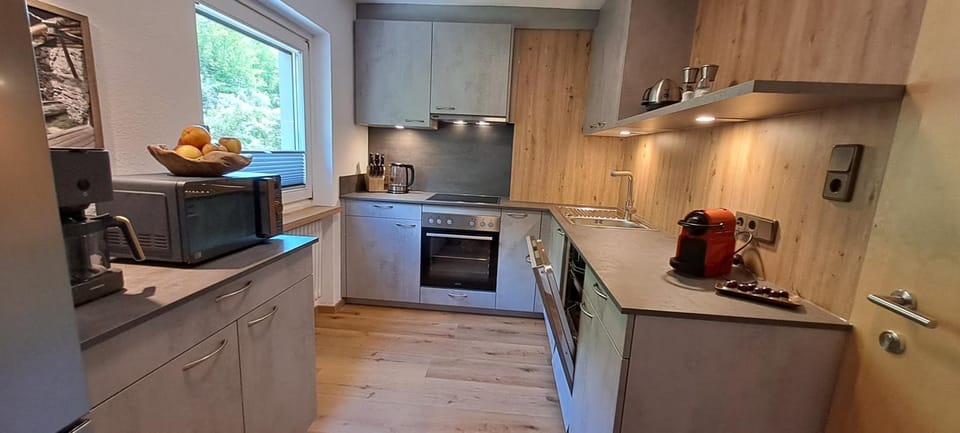 Coffee/tea facilities, Kitchen or kitchenette, dishwasher, microwave, oven, stove, toaster