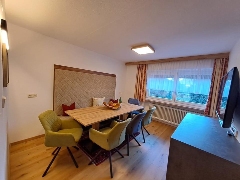 TV and multimedia, Living room, Seating area, Dining area