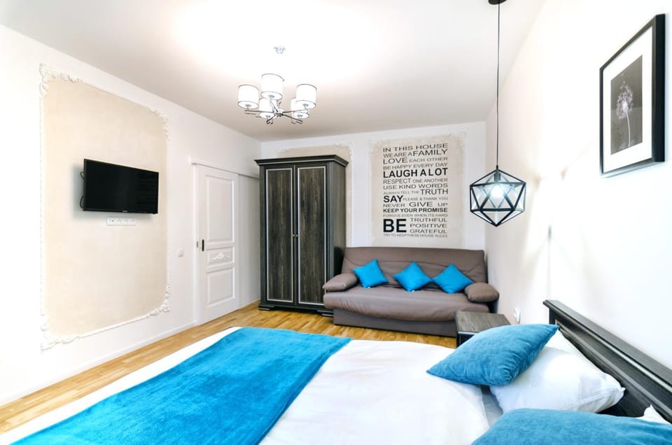 Bed, TV and multimedia, Bedroom
