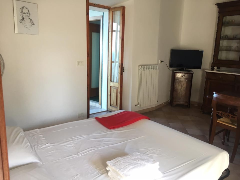 Bed, Living room
